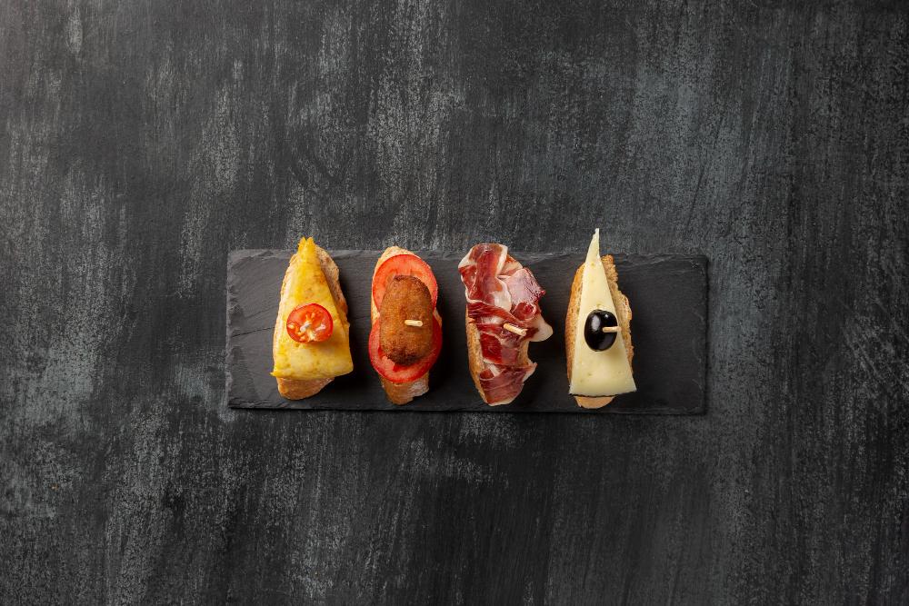 Tapas modernas y música: cómo los nuevos bares reinventan el tardeo en Madrid