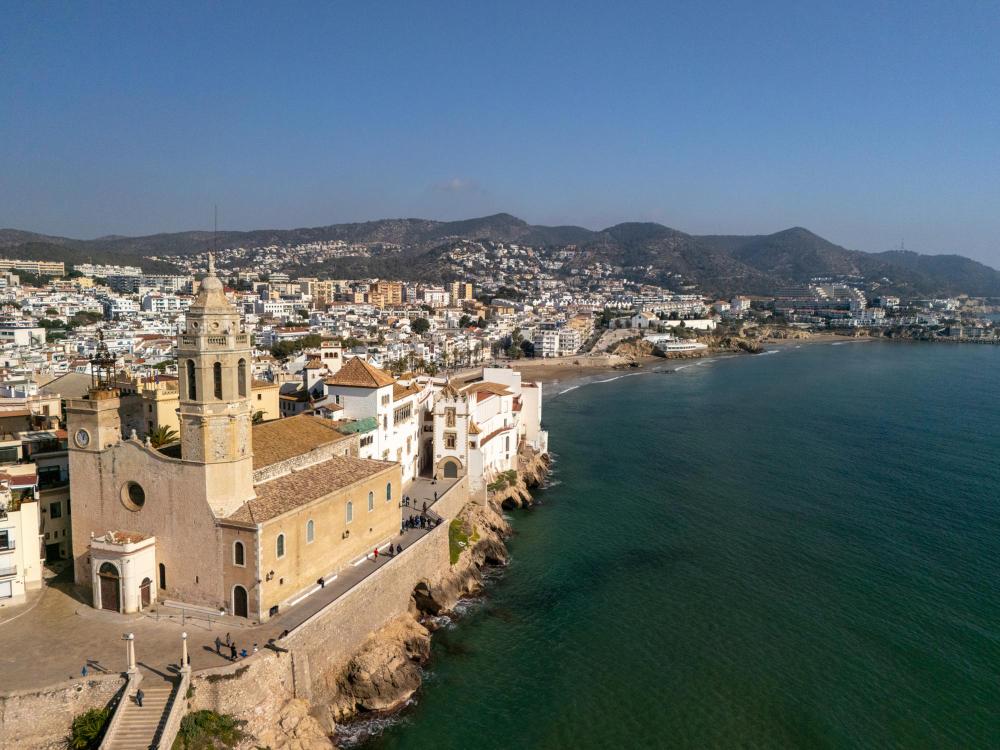Por qué Sitges será el destino top del verano 2026 (y cómo aprovecharlo)