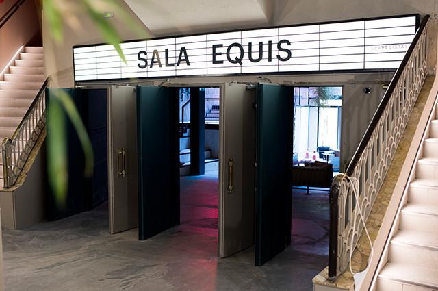 Sala Equis: el cine-bar más cool de Madrid donde las palomitas se sirven con copas