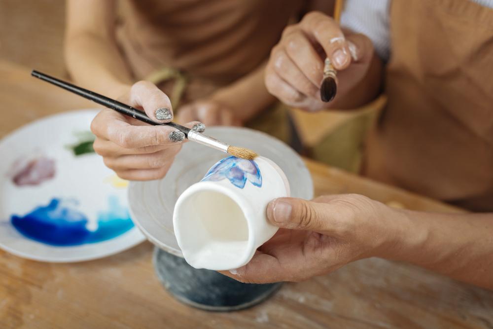 Dónde pintar tazas de cerámica en Madrid: el plan creativo que engancha