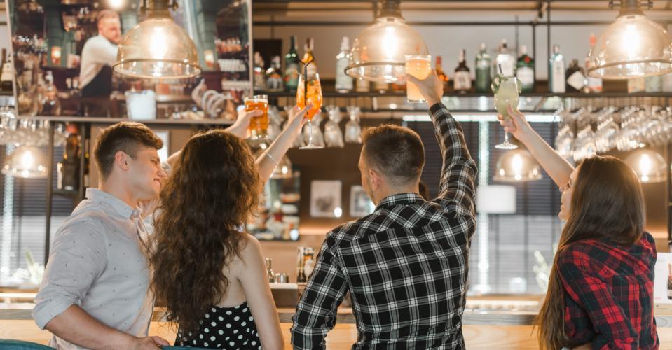 ¿Hasta qué hora se puede hacer ruido en un bar?
