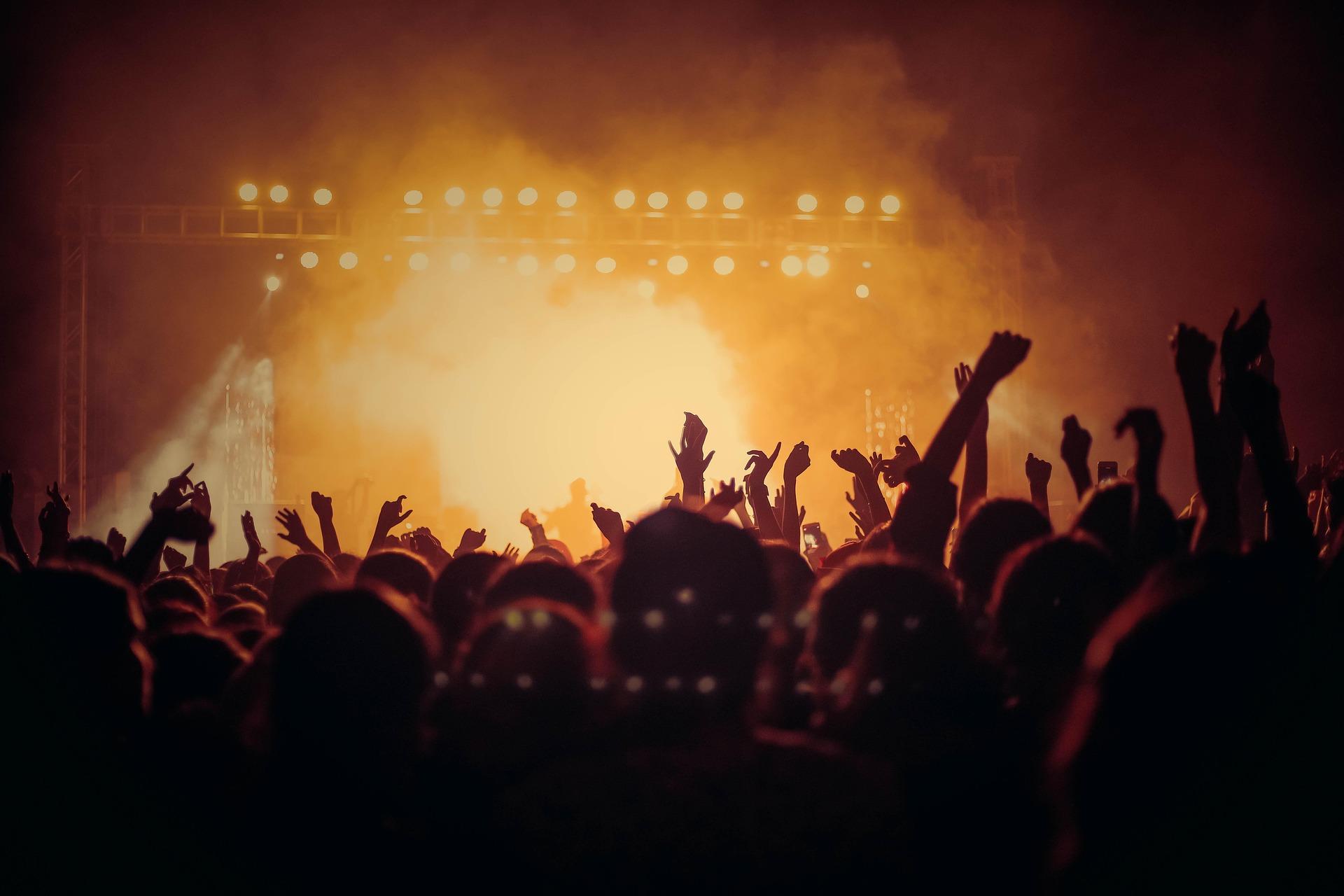 Vecinos disfrutando de un concierto de música grabada en las fiestas patronales de un ayuntamiento