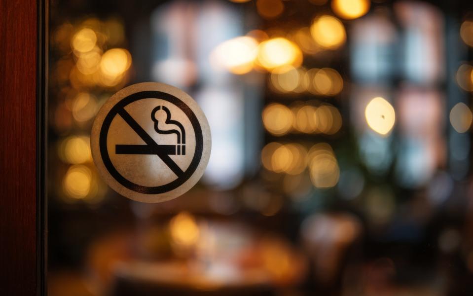 ¿Qué dice la ley del tabaco sobre las terrazas en bares y restaurantes?