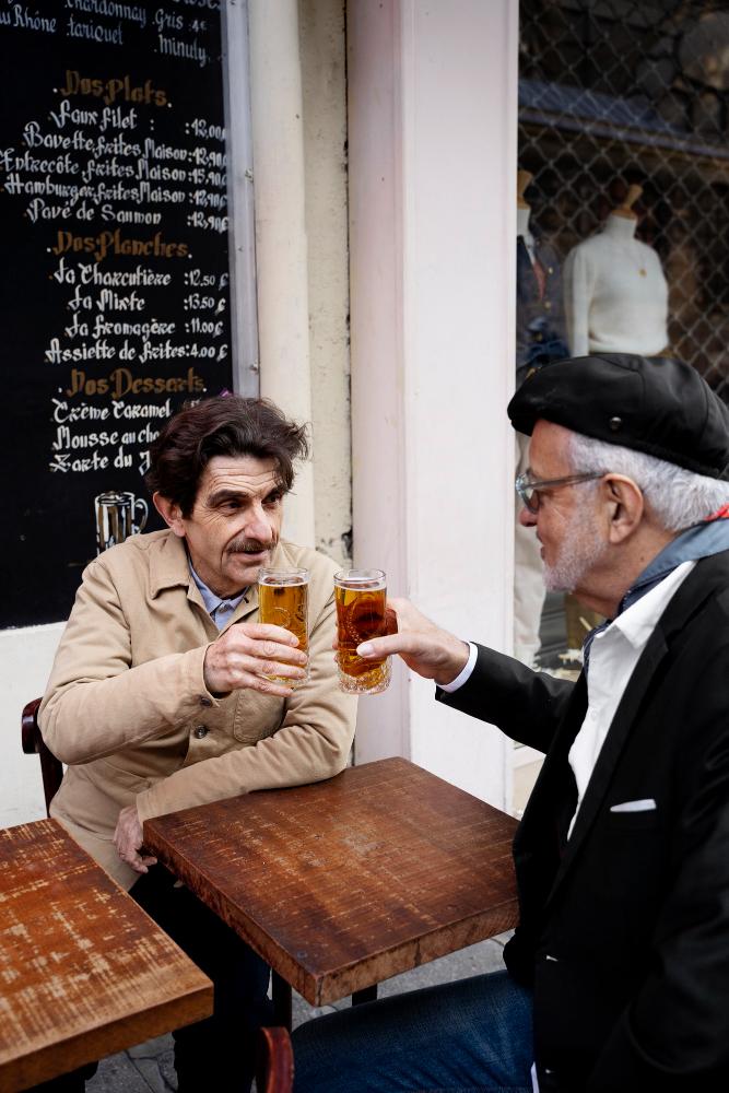 ¿Tengo que tener licencia por usar música en mi bar?