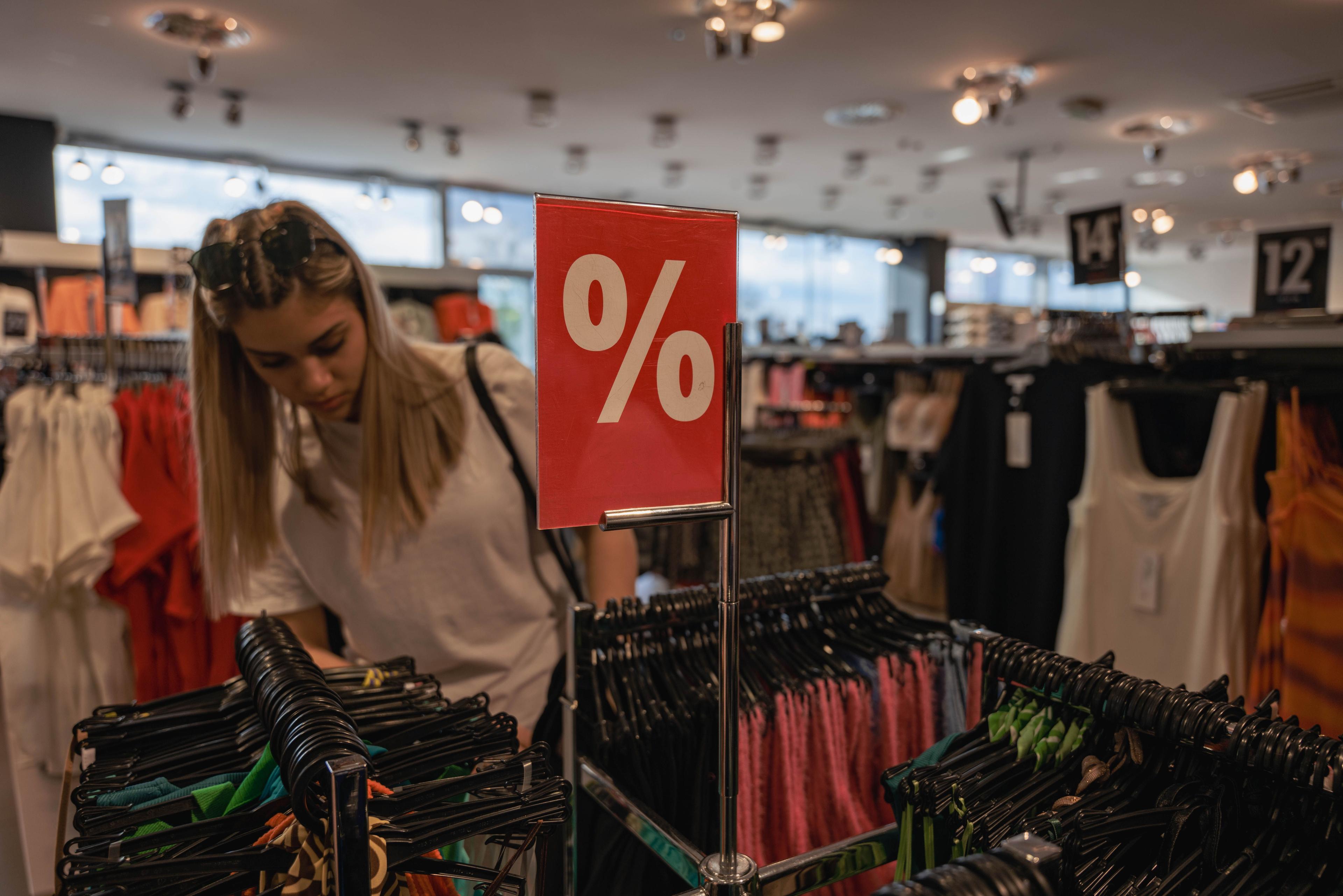 Rebajas 2026: cómo convertir el tráfico de las tiendas en clientes para tu bar
